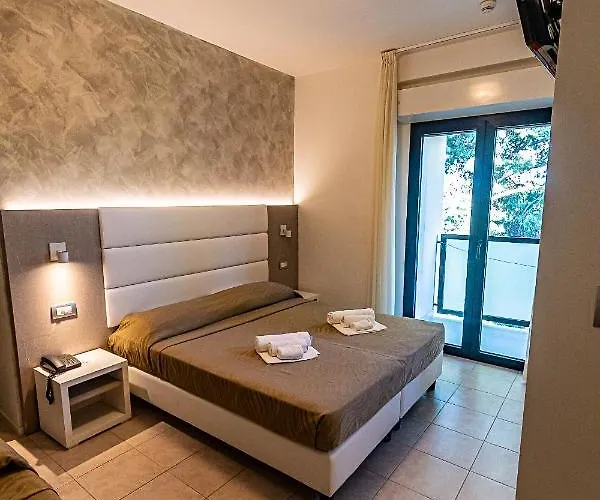 Monica Hotel 2*