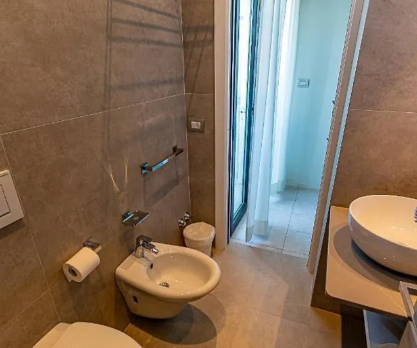 Monica Hotel 2*