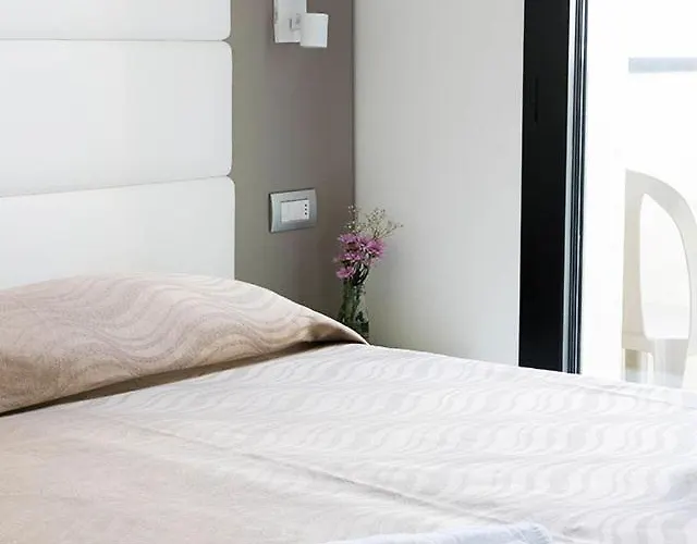 Monica Hotel 2*